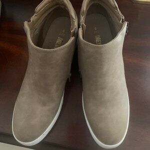 Women's Tan Ankle Booties/Wedge!